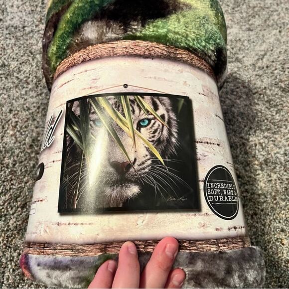 NWT Everwild Soft Plush Throw Blanket White Tiger in the Jungle - Picture 2 of 6